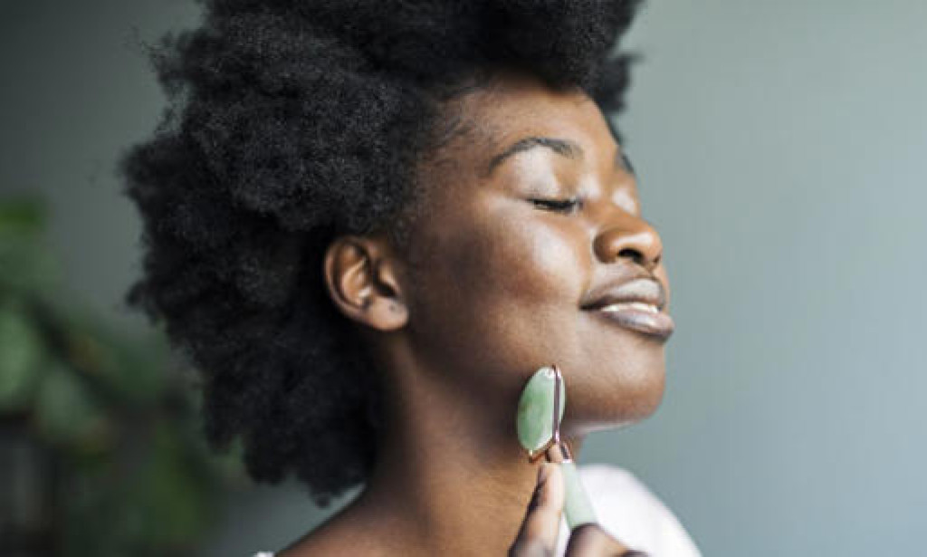 10 Ways To Lose Weight In Your Face And Reduce Swelling, According To Experts